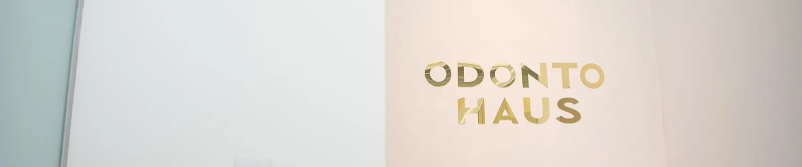 Logo de OdontoHaus en la pared